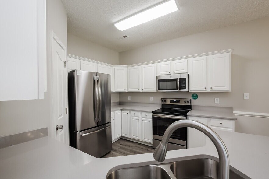 Building Photo - 7021 Chieftain Dr