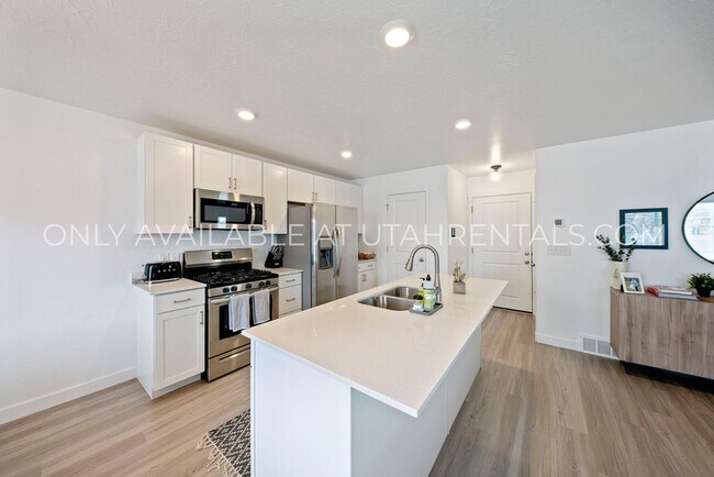 Building Photo - 341 N Angus Dr