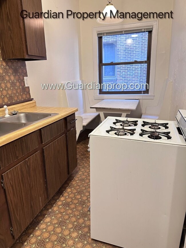 Building Photo - 2nd Floor Corner, Blocks from Bde Maka Ska, Heat Paid, 1 Month Free, Video Walkthrough