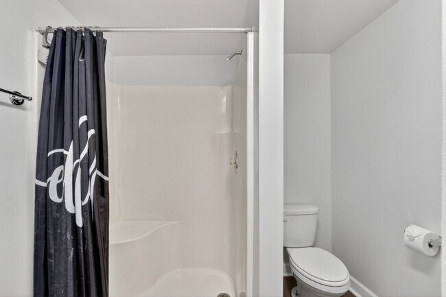 Building Photo - "Charming 1-Bedroom Haven in a Great Savannah Location!"