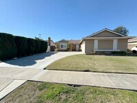 Building Photo - Single Story 3Bed Interior Location Large Yard