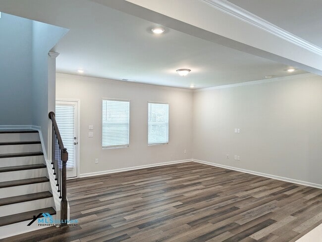 Building Photo - 5866 Woodlawn Dr