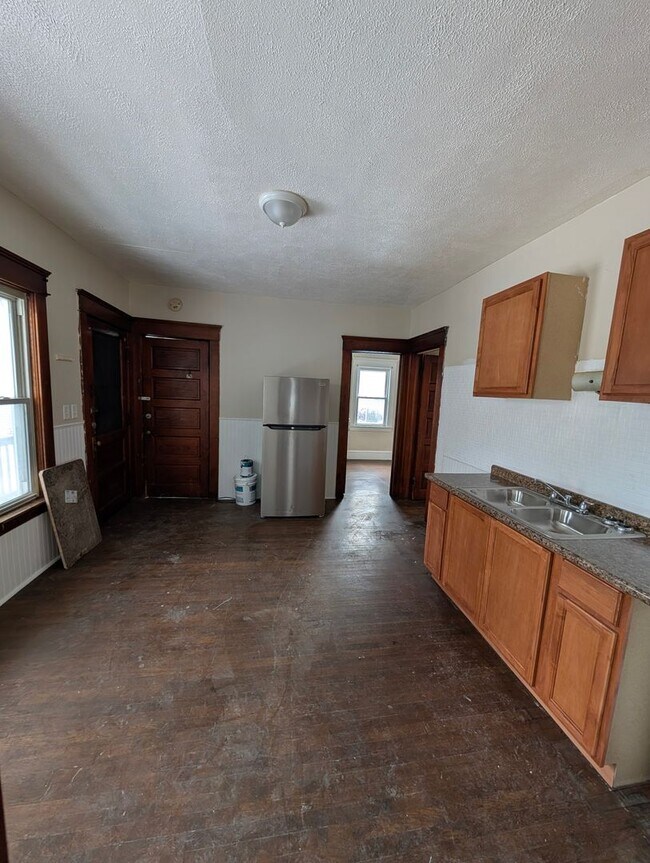 Building Photo - 3801 Mapledale Ave