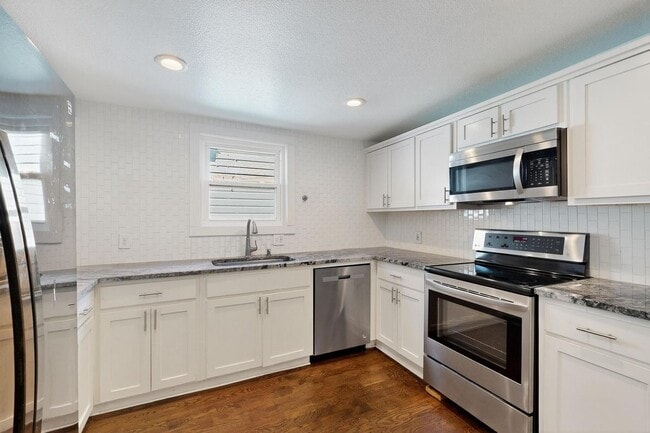 Building Photo - 8919 San Fernando Way