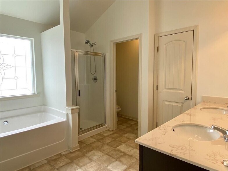 Building Photo - 611 Stonehurst Ln
