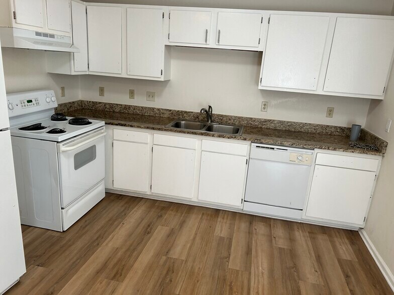 Kitchen with appliances - 5555 Playa Way