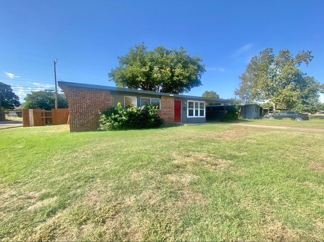 Building Photo - 3 bed 1 bath rental near YMCA now available.