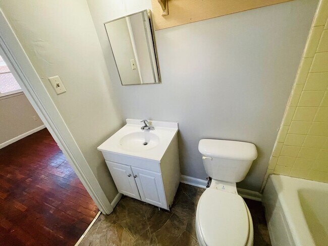 Building Photo - Spacious 3bd /2 ba house
