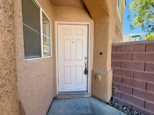 Building Photo - GATED 3 BED 2.5 BATH 1 CAR GARAGE SINGLE FAMILY HOME WITH COMMUNITY POOL