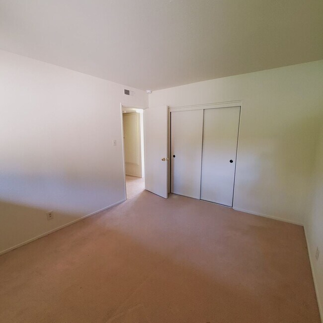 Building Photo - Pinole Crest 2 bedroom/2 bath Condo ~Light...