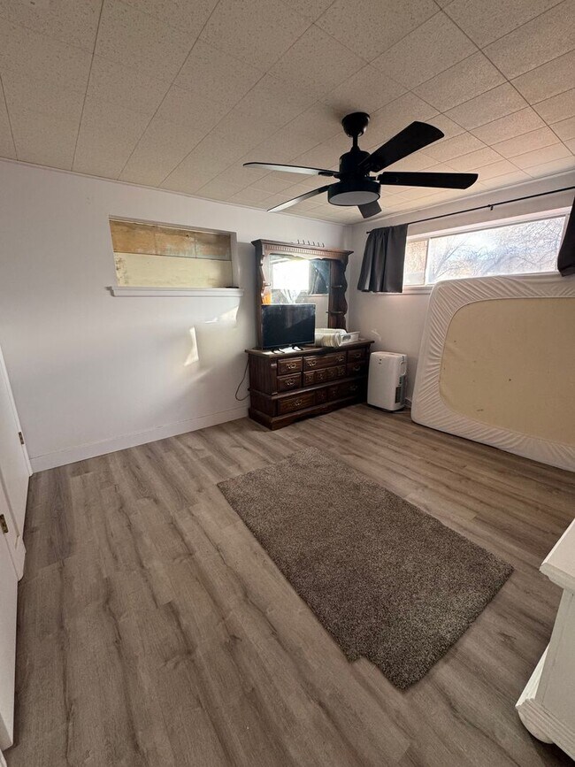 Building Photo - Student Housing: Private Bedroom