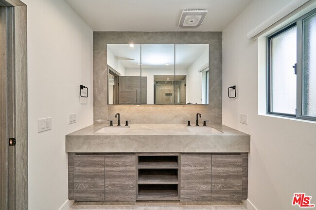 Building Photo - 145 S Maple Dr