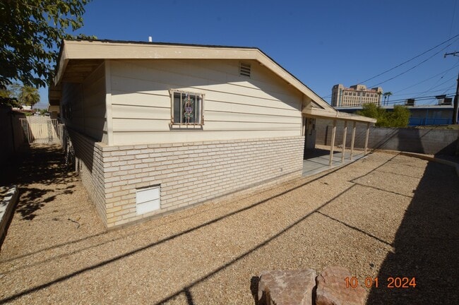 Building Photo - 2805 Kings Way