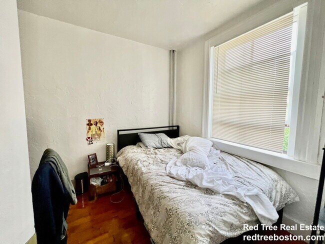 Building Photo - 4 Adella Pl