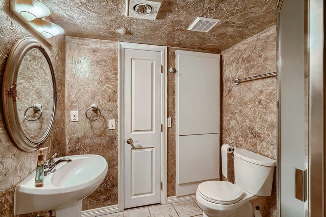 Building Photo - 16242 Hollyridge Dr