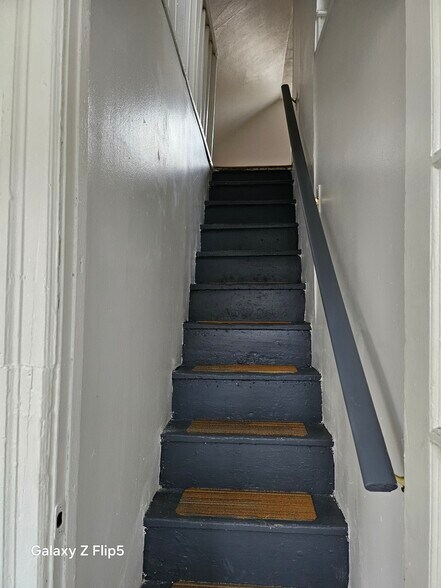 Building Photo - 407 W Broad St