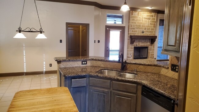 Building Photo - 1621 Colonial Dr