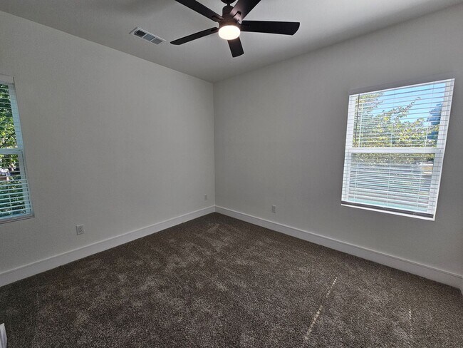 Building Photo - Available now ready for immediate move in ...