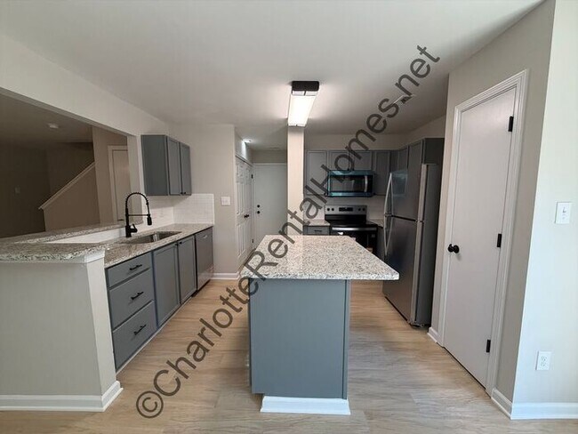 Building Photo - Updated 3 bedroom home in Concord with new kitchen & flooring!