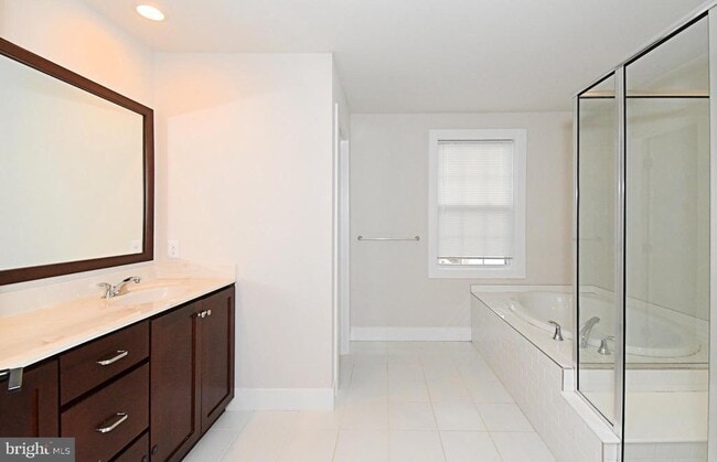 Building Photo - 136 Iron Hill Way