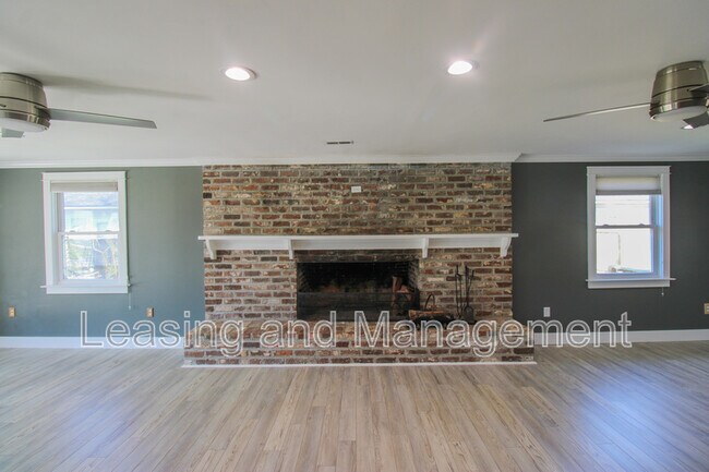 Building Photo - 823 Jordan St