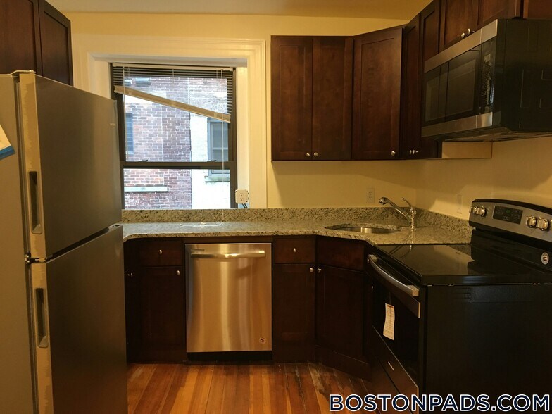 Building Photo - 1463 Beacon St