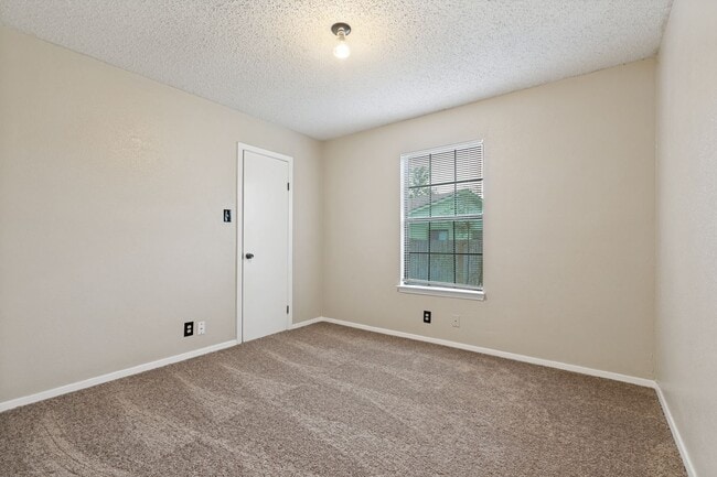 Building Photo - 6991 Sunset Village Dr