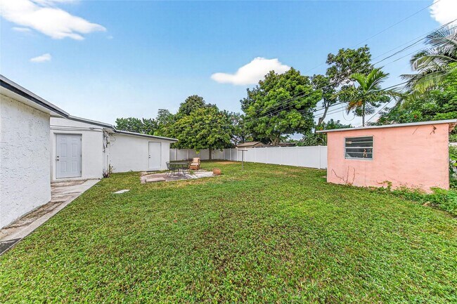 Building Photo - 19621 NW 11th Ct