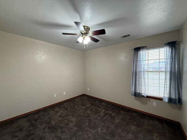 Building Photo - Cozy Retreat on 1 Acre – Perfect for Relax...