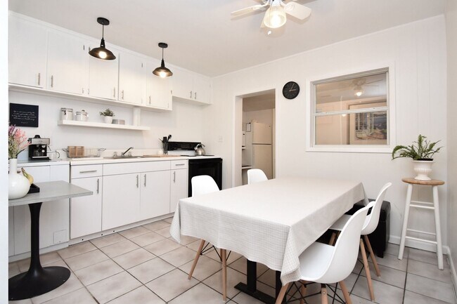 Building Photo - 2BR/1BA Duplex in Ridgeview