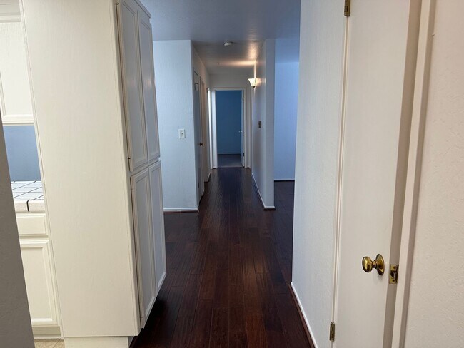 Building Photo - Perfect blend of convenience and comfort 2/2 San Mateo