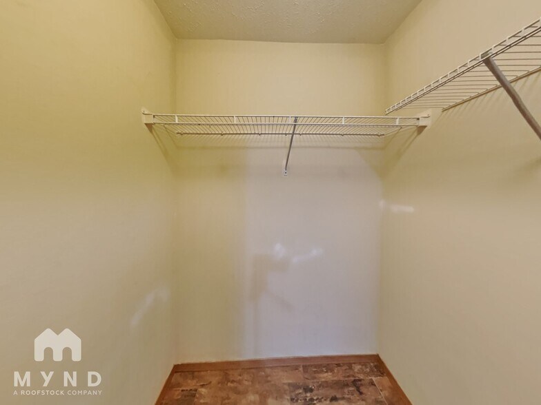 Building Photo - 418 N Century Ave