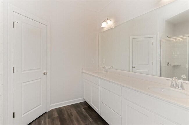 Building Photo - 2814 Woodland Terrace