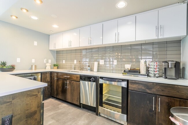 Building Photo - Elan 41