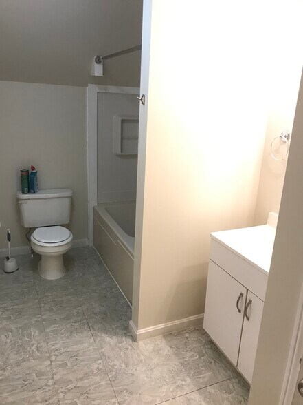 Building Photo - 291 E Allen St