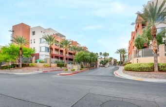 Building Photo - Park Avenue Mid Rise Condo. All HOA Amenities.