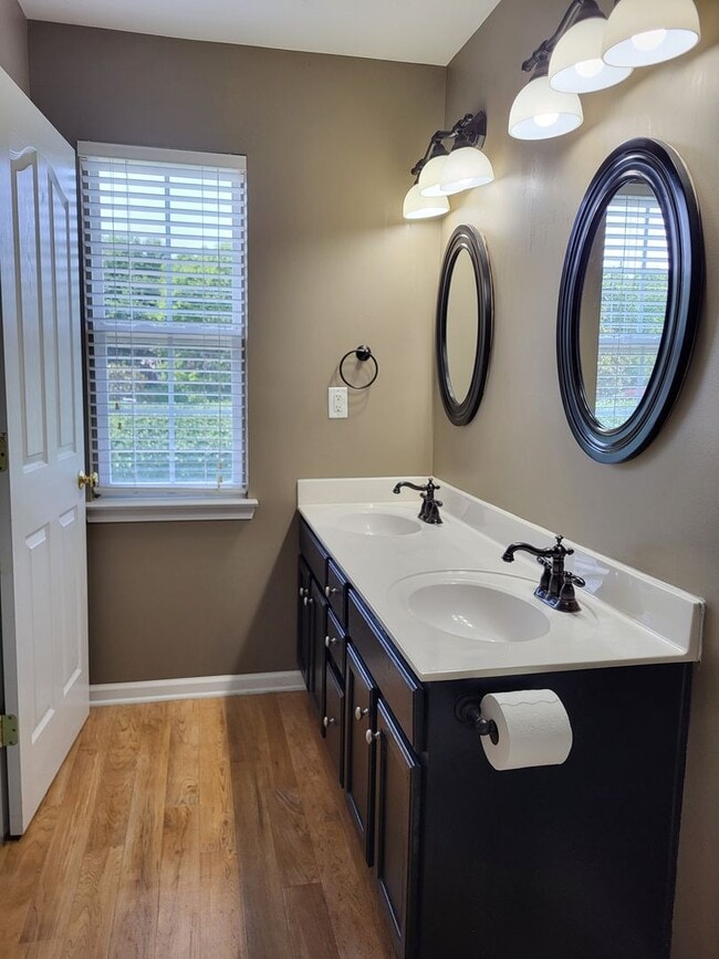 Building Photo - 3 bedroom townhouse in Waterside Crossing