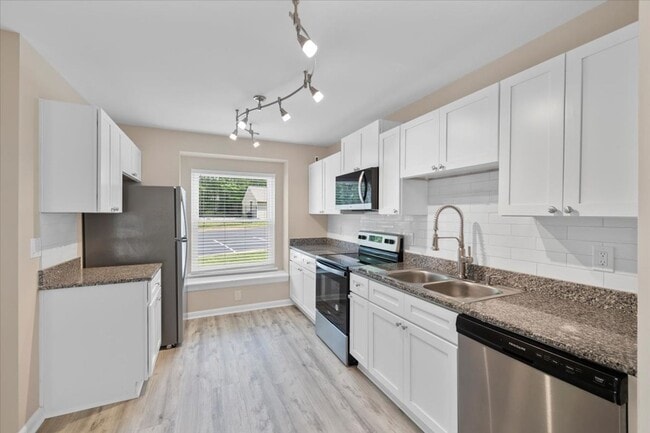 Building Photo - Charming 2 Bedroom/1 Bath Townhome in Henr...