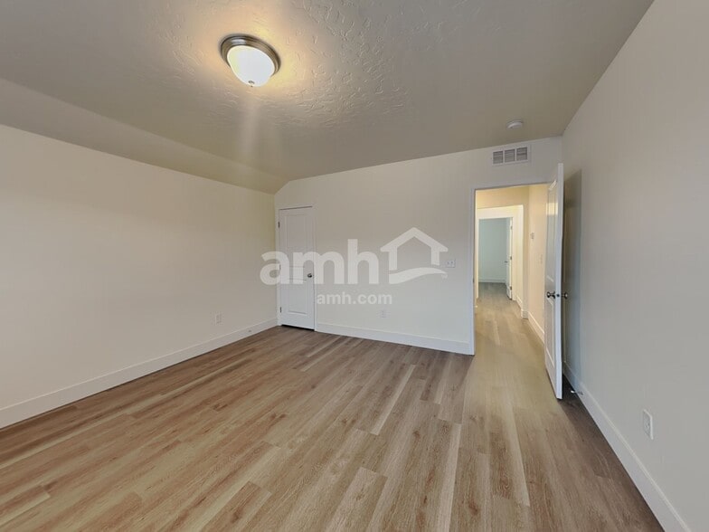 Building Photo - 302 E Sicily Dr