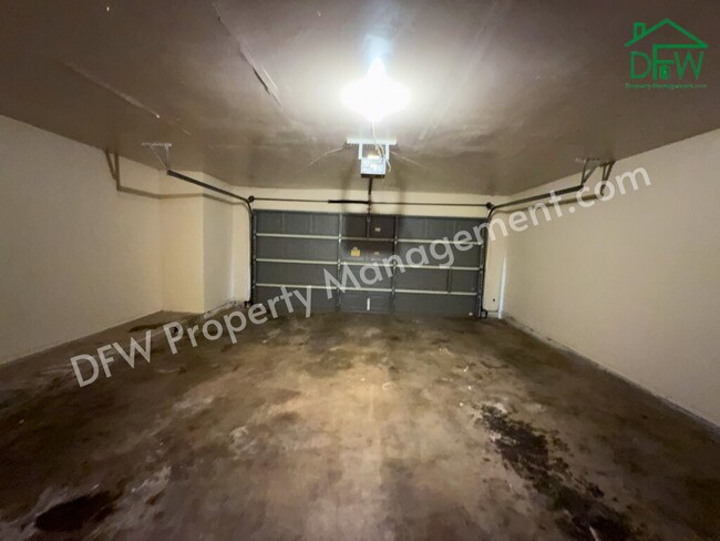 Building Photo - Charming 3-Bedroom Home with Fenced Backyard & Fireplace in Arlington!