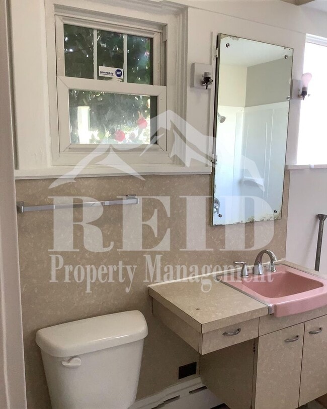 Building Photo - Large home/3bed 3 bath with bonus/office room just outside of PSNS and close to Bremerton Ferry