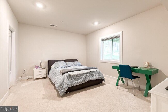 Building Photo - 7679 Cross Creek Dr