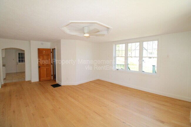 Building Photo - 94 Lakeshore Dr