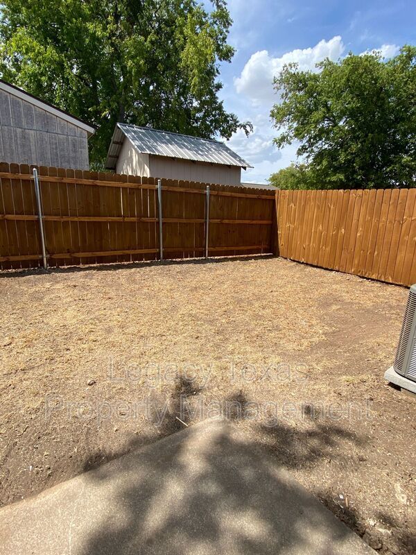 Building Photo - 1302 Berry Dr