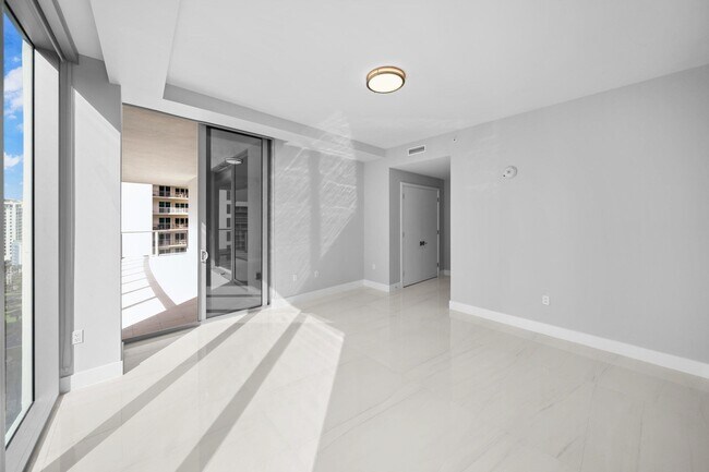 Building Photo - 3100 N Ocean Dr