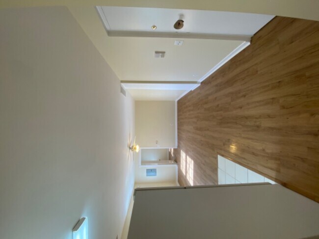 Building Photo - 420 North St