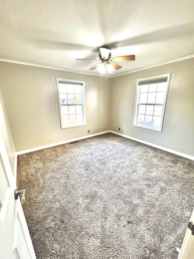 Building Photo - Brookside Bungalow Close to shopping, Riverside trails, & Gathering Place!