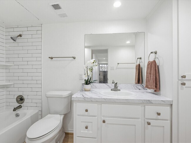 Building Photo - 2120 Wilcrest Dr