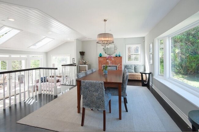Building Photo - 7120 Pacific View Dr