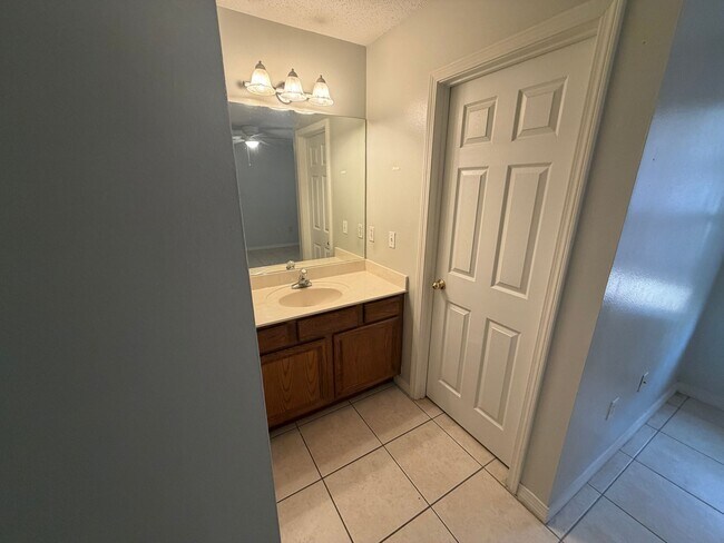 Building Photo - Updated Duplex In the heart of Niceville!